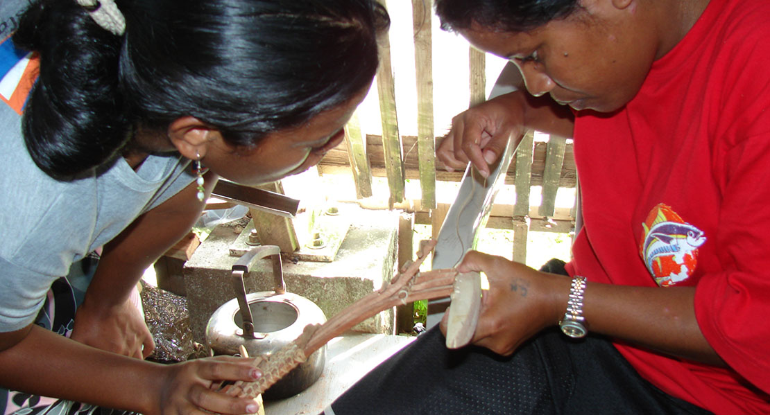 Slider 06 trainees at work on miniature canoes Photo WAM