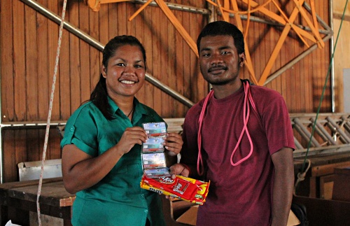 Trainee Scampo Namdrik accepts a award for his team. Photo: Tolina Tomeing