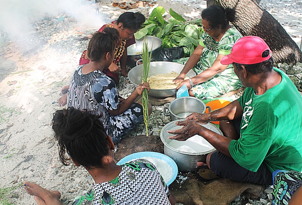 NTC trainees Rona Stephen, Jerryann Harkey, Jemori Bujen with Master Canoe Builder Binton Daniels his wife Naijo teaching how to make traditional food. Photo: Sealand Laiden