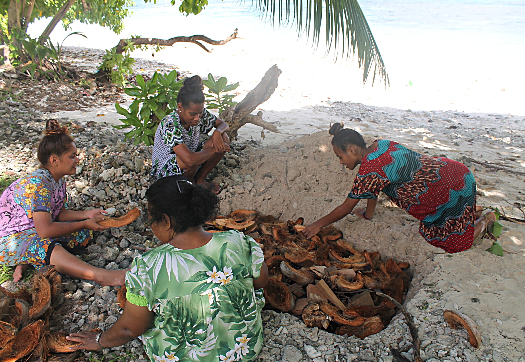 NTC trainees Thyin Laibwij, Jemori Bujen, Counselor Suemina Bohanny with Naijo Daniels making a local oven. Photo: Sealand Laiden