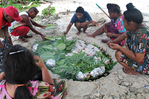 Traditional underground oven. Female counselor Rosan Bartolome, Bini Kelen, Binton Daniels, Helm, Susan Edward, and Caritha Hertin. Photo: Sealand Laiden